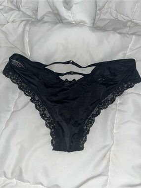 Victoria’s Secret Black Cheeky Panties Size Large